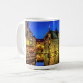 アヌシーの古い都市のPalais de l'Ile刑務所そして運河、 コーヒーマグカップ (正面左)