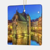 アヌシーの古い都市のPalais de l'Ile刑務所そして運河、 セラミックオーナメント (左)