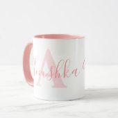 アヌスカの名前とAモノグラムのソフトピンク マグカップ (正面左)