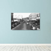 アバディーンWA – ビューオブウィッシュカン通りダウンタウン キャンバスプリント (インサイチュ (ウッドフロア))