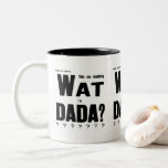 アバントガルデダアート文字 ツートーンマグカップ<br><div class="desc">1923スタイリッシュ年、Theo van Doesburg著、Avant Garde誌「Wat Is DADA」（DADADAとは何か）の表紙を持つ白黒のマグカップ。他のオプションで使用できます。DADAの贈り物やその他の記事については、弊社の店舗をご覧ください。</div>