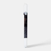 アバ・チャンドラー iPhone 15ケース (左側面)