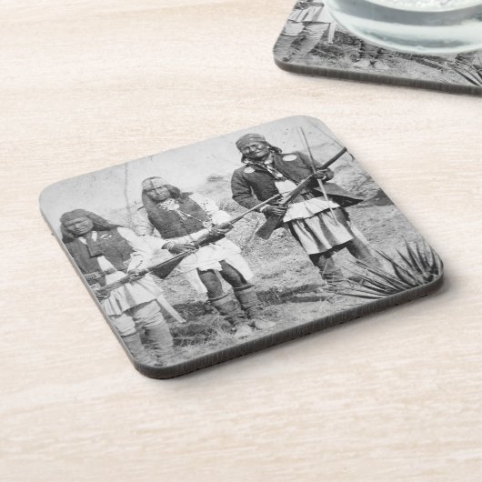 アパッシュの彼の戦士のGeronimoそして3、1886年(b コースター (左側)