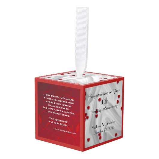 アパッチ結婚の賛美記念日パーソナライズされた キューブオーナメント (正面アングル)