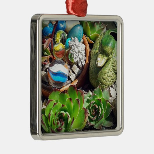 アヒルかわいらしと多肉植物を見る メタルオーナメント (右)