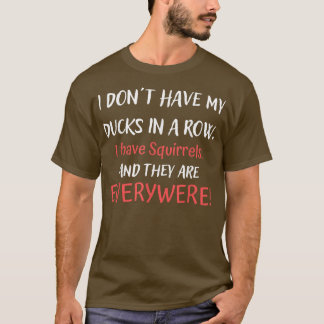 アヒルなんて並んでないからリスがいるんだよ Tシャツ