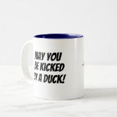 アヒルによって蹴られる! ウクライナの漫画のアヒルのマグ ツートーンマグカップ (正面左)