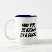 アヒルによって蹴られる! ウクライナの漫画のアヒルのマグ ツートーンマグカップ (左)