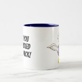 アヒルによって蹴られる! ウクライナの漫画のアヒルのマグ ツートーンマグカップ (中央)