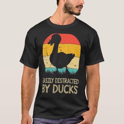 アヒルに簡単に気を散らす農家 Tシャツ (正面)