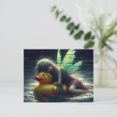 アヒルのプールのフロートで眠っているグリッチ妖精 ポストカード (スタンド正面)