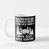 アヒルの狩りカモを決して過小評価しない コーヒーマグカップ (左)