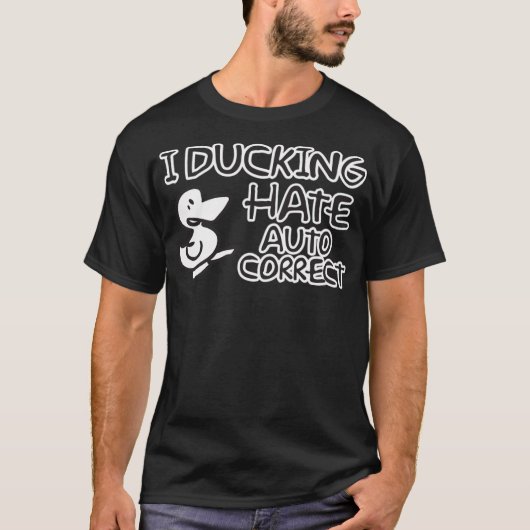 アヒルは黒いラボパピーを育てる Tシャツ (正面)
