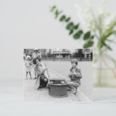 アヒルを泳ぎに連れ出す ポストカード (スタンド正面)