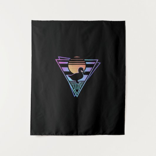 アヒルレトロ80s EDMシンウェーブ贈り物Tシャツ タペストリー (正面)