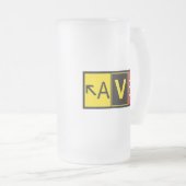 アビエーター – AV8R – すりガラス製マグカップ， 16 oz フロストグラスビールジョッキ (正面右)