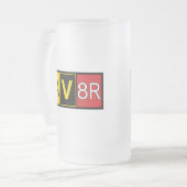 アビエーター – AV8R – すりガラス製マグカップ， 16 oz フロストグラスビールジョッキ (正面左)