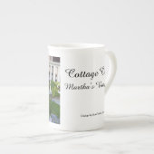 アビクトリアンイドランゲアアンドポーチ – マーサズヴィンヤード ボーンチャイナマグカップ (正面右)