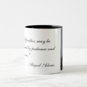 アビゲイルアダムスのポートレート及び引用文のマグ ツートーンマグカップ (中央)