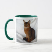 アビシニアの赤味がかったメス猫 マグカップ (左)