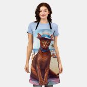 アビシニアン猫オンビーチ、夏のプレゼント猫好き エプロン (着用した状態)