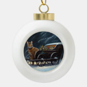 アビシニアン雪そりに乗るクリスマスデコール セラミックボールオーナメント (正面)