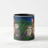 アビシニア猫はフクロウのファンタジーの芸術のマグを磨くために見ました マグカップ (中央)