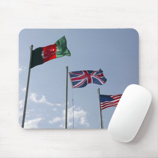 アフガニスタンと米国の国旗の間のイギリス国旗 マウスパッド (マウス)