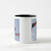 アフガニスタンと米国の国旗の間のイギリス国旗 マグカップ (中央)
