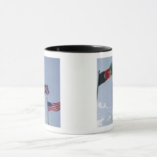 アフガニスタンと米国の国旗の間のイギリス国旗 マグカップ (中央)