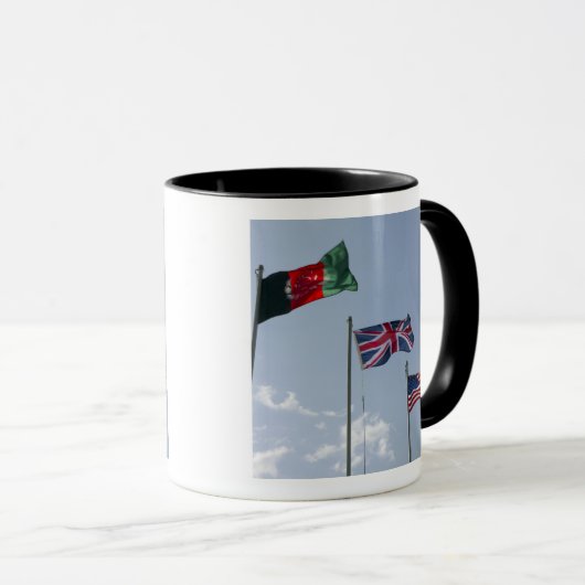 アフガニスタンと米国の国旗の間のイギリス国旗 マグカップ (正面右)