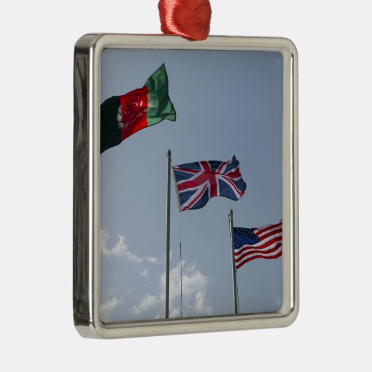 アフガニスタンと米国の国旗の間のイギリス国旗 メタルオーナメント (右)