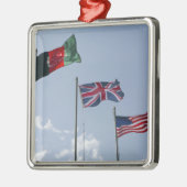 アフガニスタンと米国の国旗の間のイギリス国旗 メタルオーナメント (左)