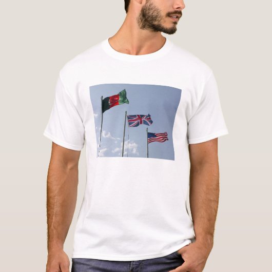 アフガニスタンと米国の国旗の間のイギリス国旗 Tシャツ (正面)