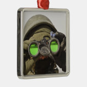 アフガニスタンの兵士が地平線を走査する メタルオーナメント (右)