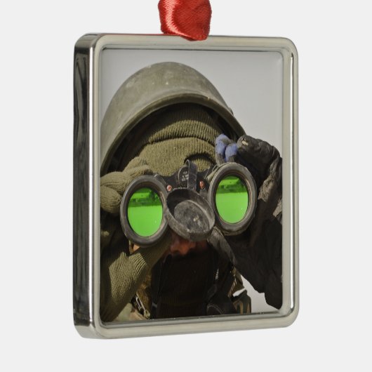 アフガニスタンの兵士が地平線を走査する メタルオーナメント (右)