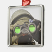 アフガニスタンの兵士が地平線を走査する メタルオーナメント (左)