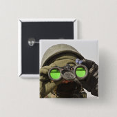 アフガニスタンの兵士が地平線を走査する 缶バッジ (正面&裏面)