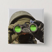 アフガニスタンの兵士が地平線を走査する 缶バッジ (正面)