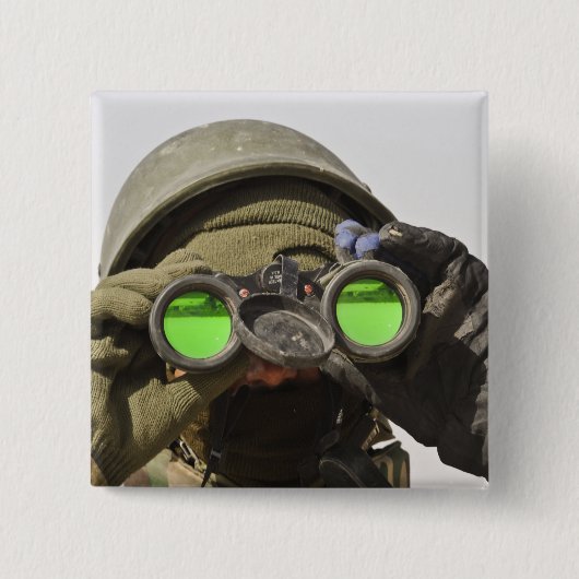 アフガニスタンの兵士が地平線を走査する 缶バッジ (正面)