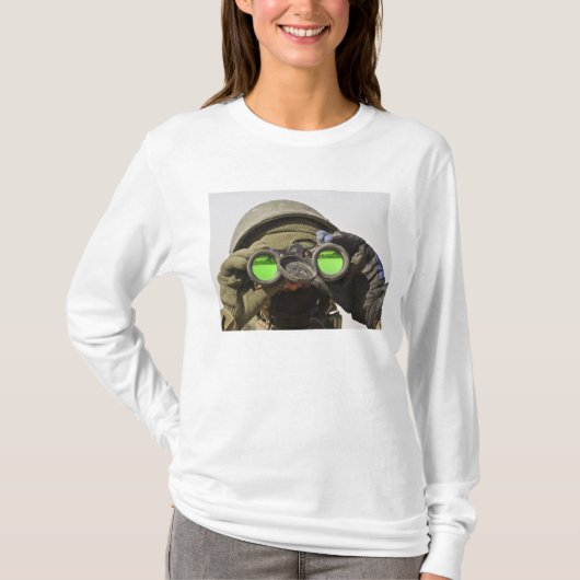 アフガニスタンの兵士が地平線を走査する Tシャツ (正面)