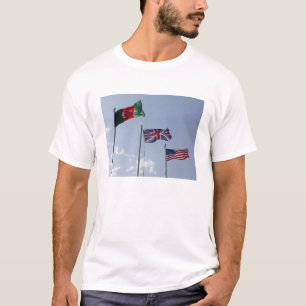 アフガニスタン人と米国の旗間のイギリスの旗 Tシャツ
