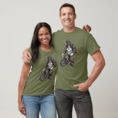アフガンハウンドの犬、筋肉質、タトゥー入り、ボディビルダー Tシャツ (ユニセックス)