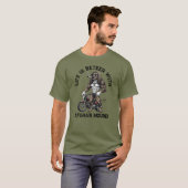 アフガンハウンドの犬、筋肉質、タトゥー入り、ボディビルダー Tシャツ (正面フル)