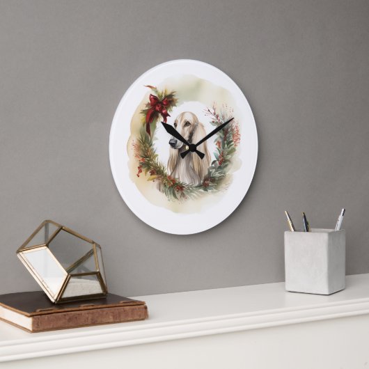 アフガンハウンドクリスマスリースフェスティバルカップ ラージ壁時計 (オフィス)