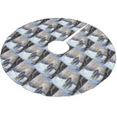 アフガン・ハウンドが雪のクリスマスを過ごした ブラッシュドポリエステルツリースカート (アングル)