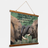 アフリカで一緒にゾウ 吊り下げ型タペストリー (傾斜あり)