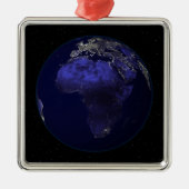 アフリカとヨーロッパを示す夜の完全な地球 メタルオーナメント (正面)