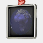 アフリカとヨーロッパを示す夜の完全な地球 メタルオーナメント (左)