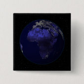 アフリカとヨーロッパを示す夜の完全な地球 缶バッジ (正面)